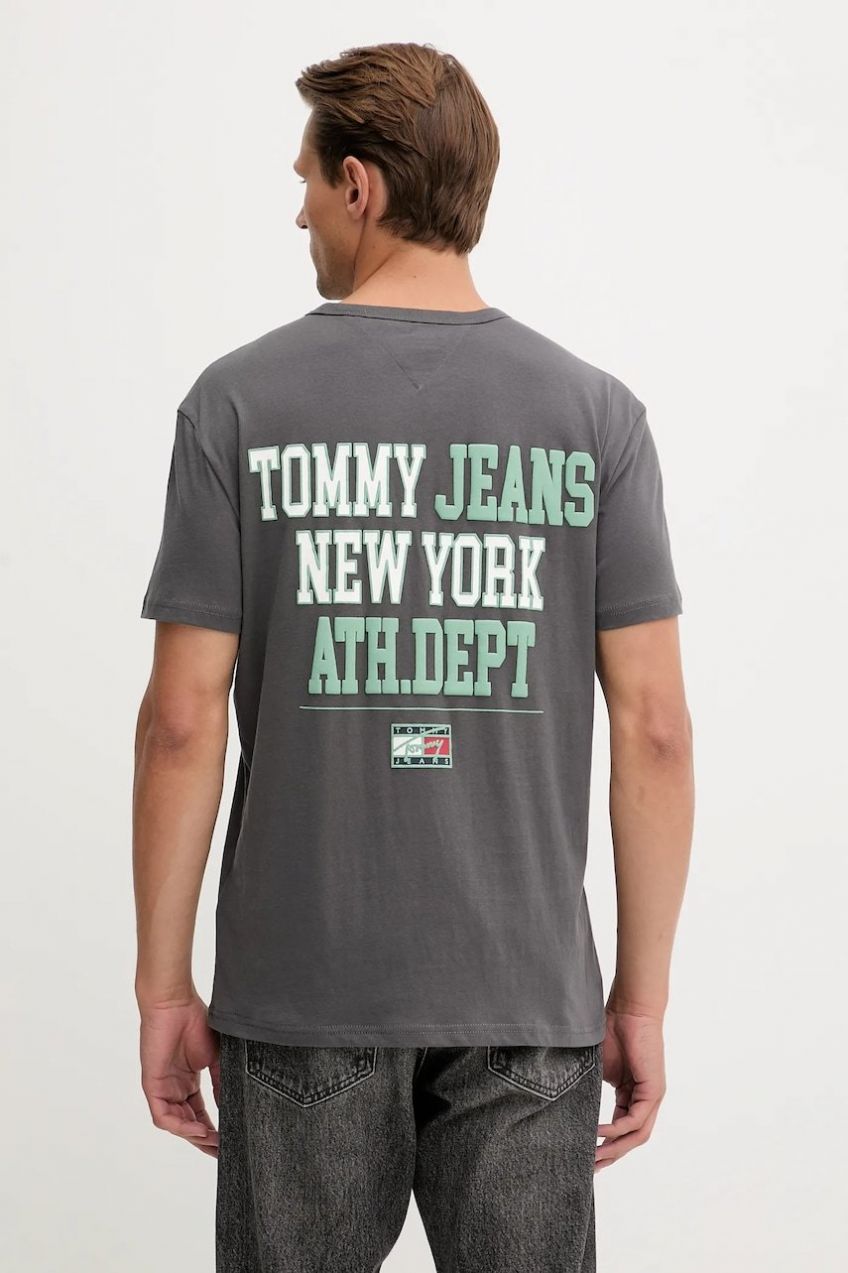 Bavlnené tričko Tommy Jeans pánske, šedá farba, s potlačou, DM0DM21989