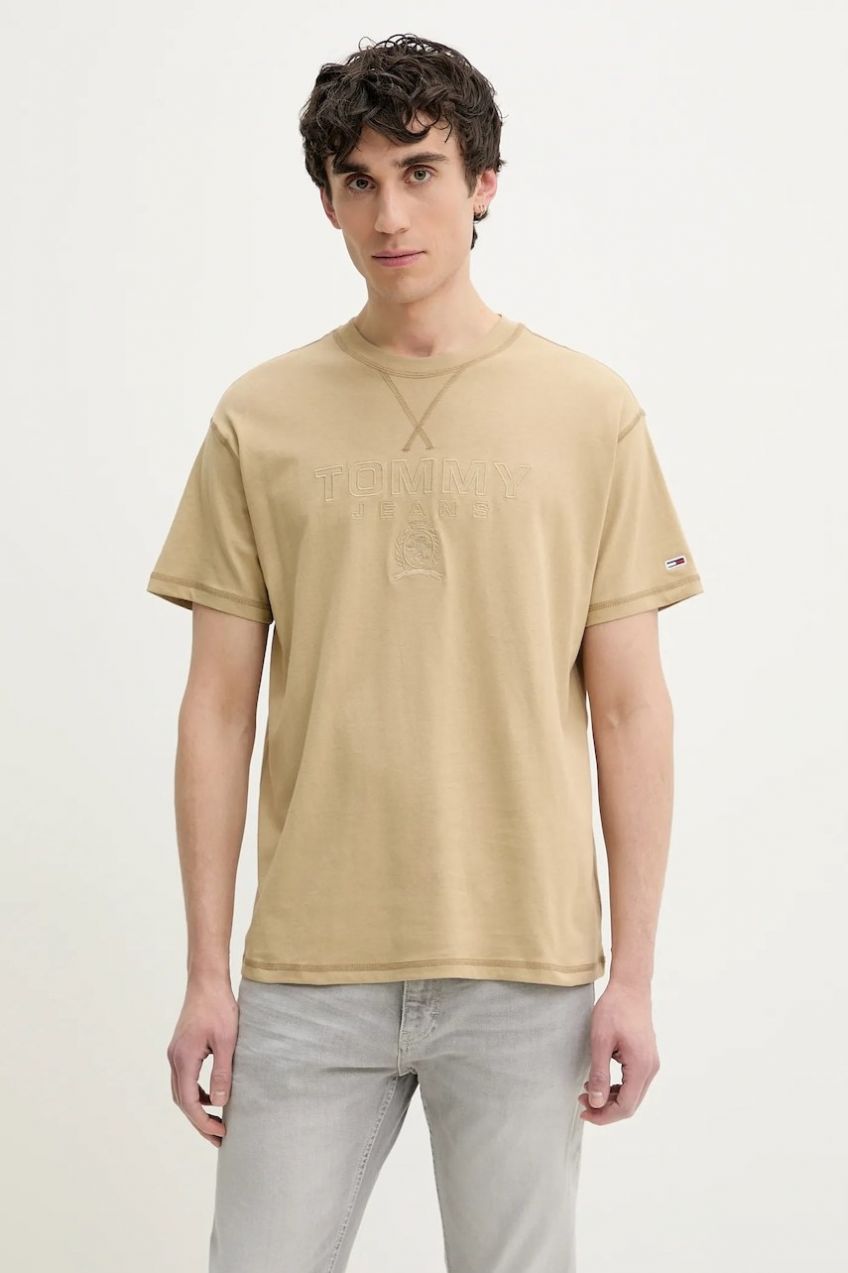 Bavlnené tričko Tommy Jeans pánske, béžová farba, s nášivkou, DM0DM20805