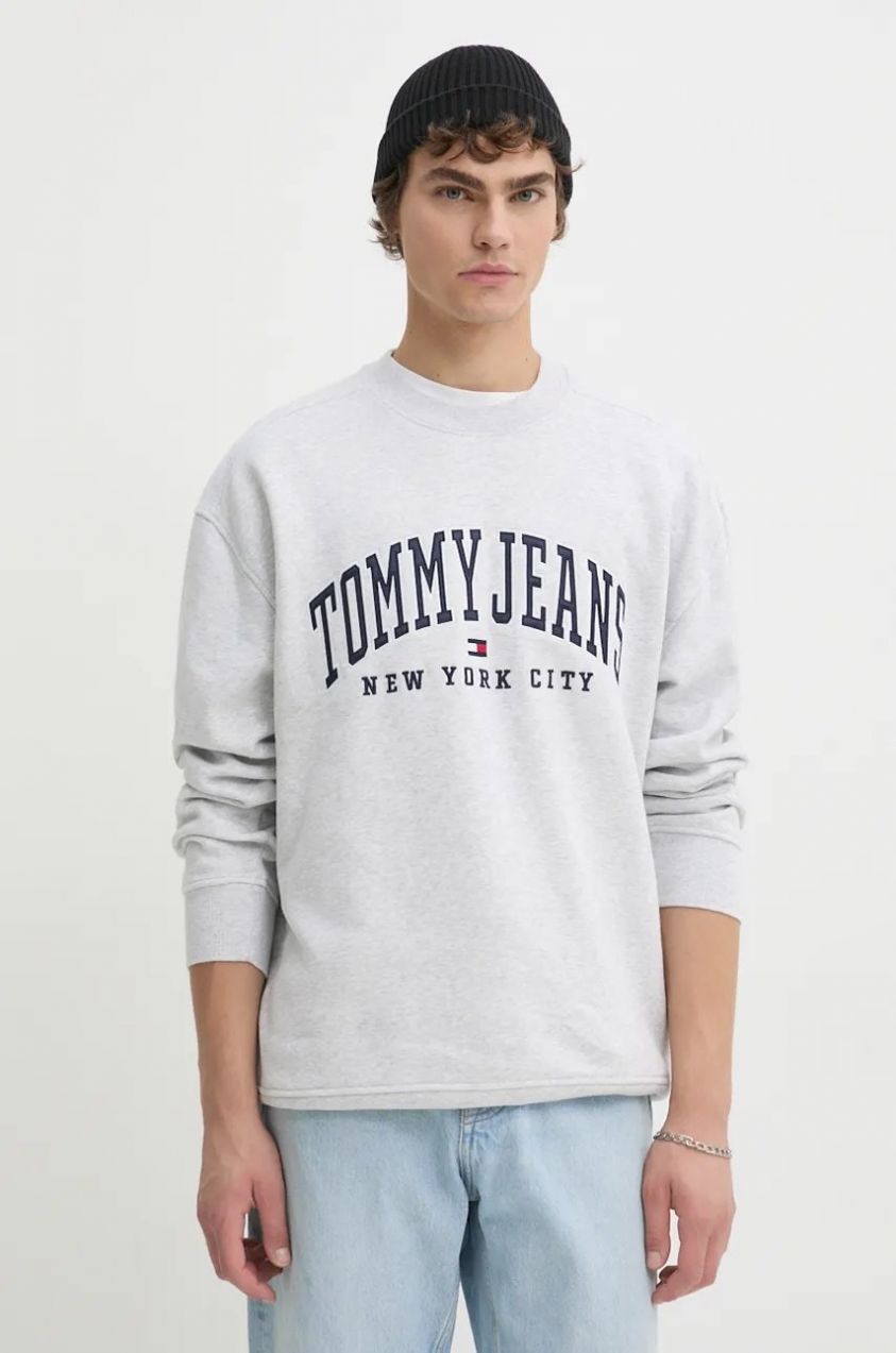 Mikina Tommy Jeans pánska, šedá farba, s nášivkou, DM0DM19757