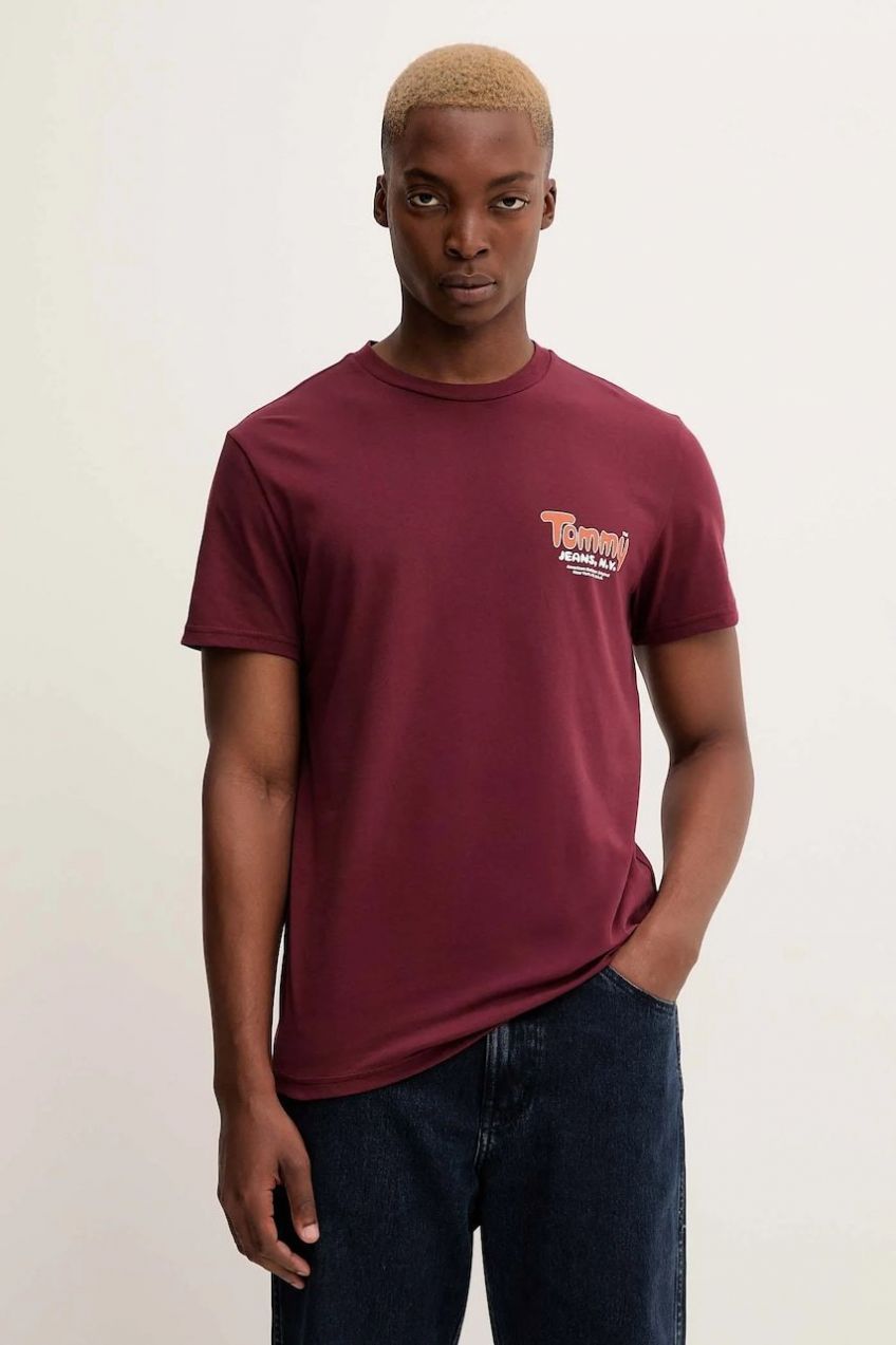 Bavlnené tričko Tommy Jeans pánske, bordová farba, s potlačou, DM0DM22049