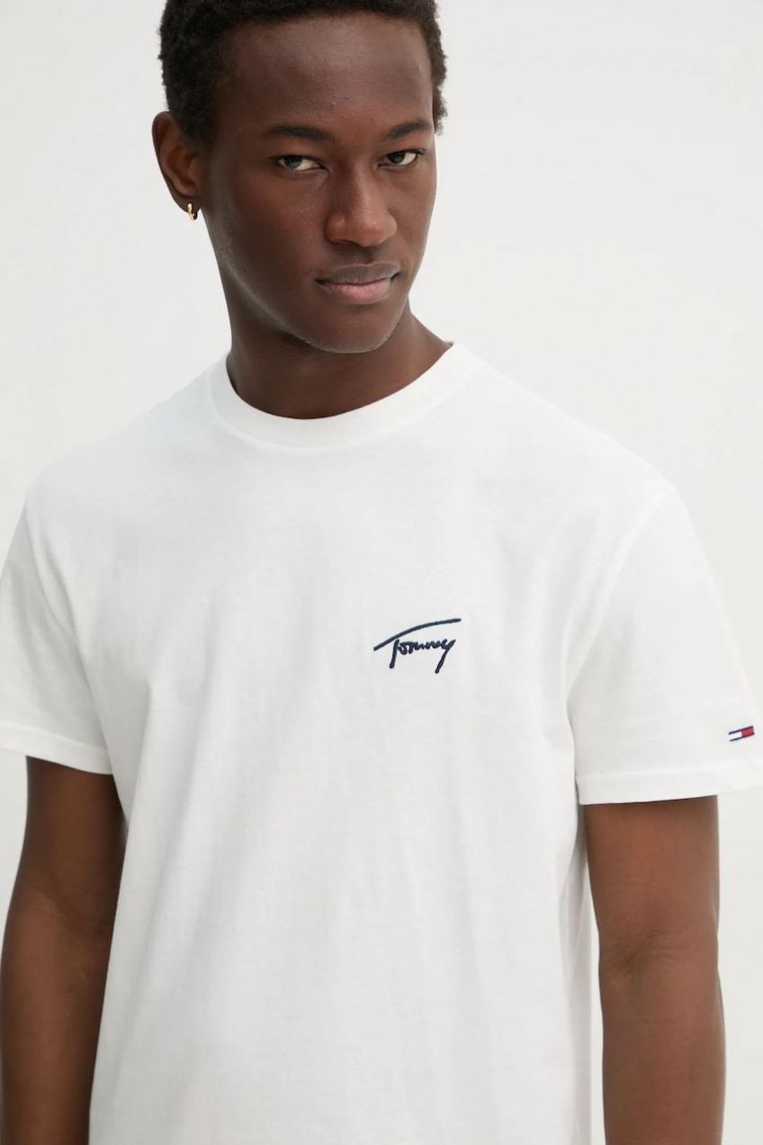 Bavlnené tričko Tommy Jeans pánske, biela farba, s nášivkou, DM0DM21140