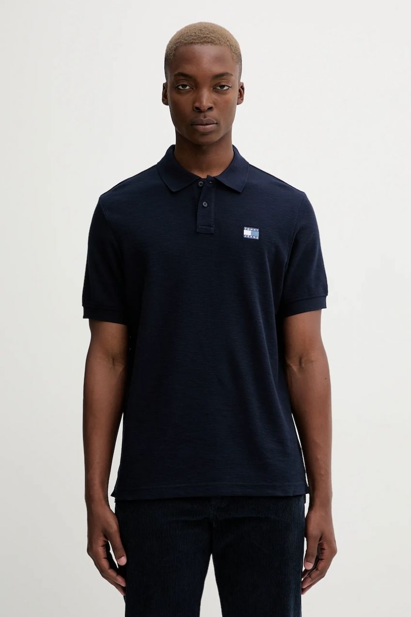 Bavlnené polo tričko Tommy Jeans tmavomodrá farba, s nášivkou, DM0DM22063