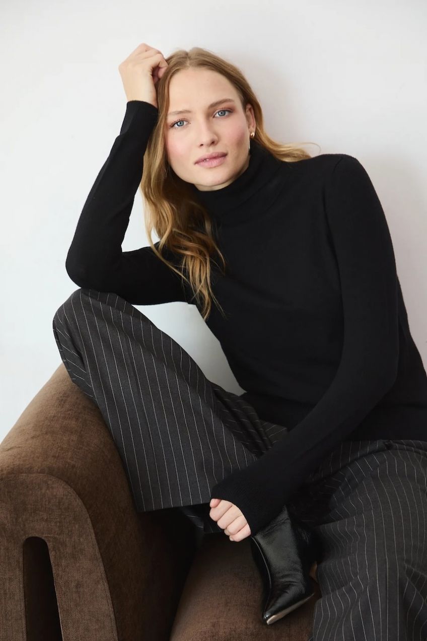 Sveter Medicine čierna farba, ľahké, s rolákom