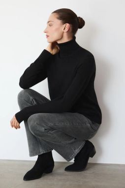 Sveter z merino vlny Medicine čierna farba, s rolákom