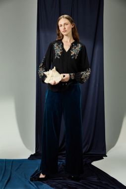 Blúzka Medicine čierna farba, s nášivkou