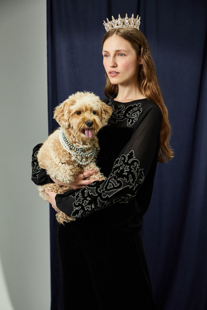 Blúzka Medicine čierna farba, s nášivkou