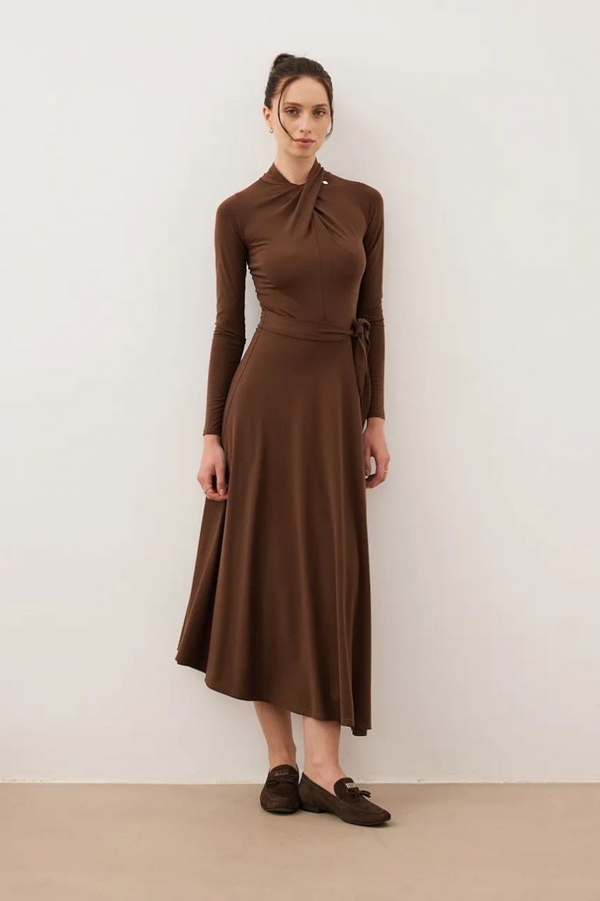 Šaty Bizuu ROTTA hnedá farba, midi, áčkový strih, ROTTA BRĄZOWY