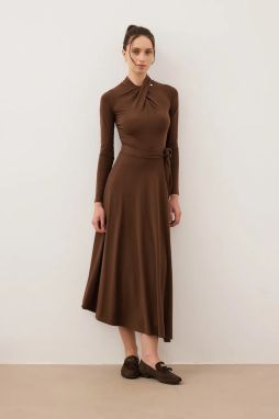 Šaty Bizuu ROTTA hnedá farba, midi, áčkový strih, ROTTA BRĄZOWY