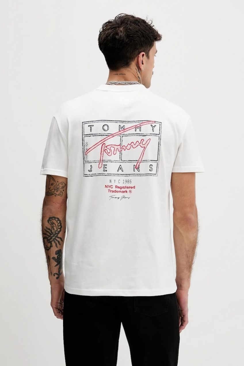 Bavlnené tričko Tommy Jeans pánske, biela farba, s potlačou, DM0DM22319