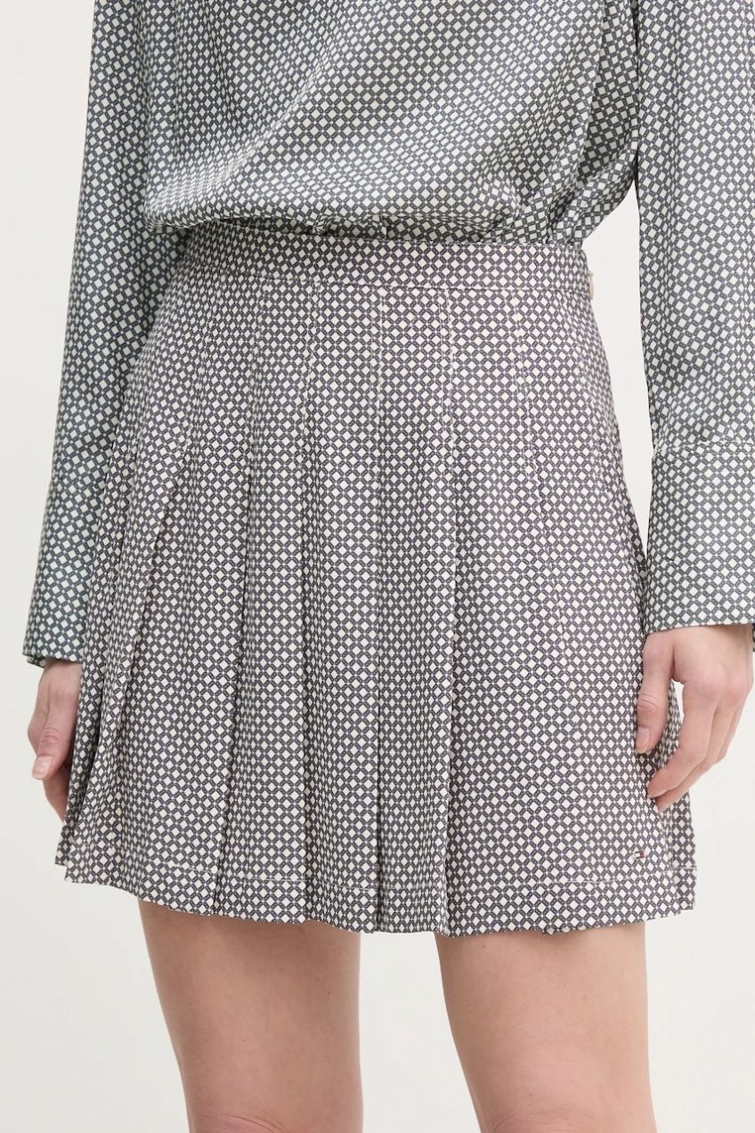 Sukňa Tommy Hilfiger šedá farba, mini, áčkový strih, WW0WW43880