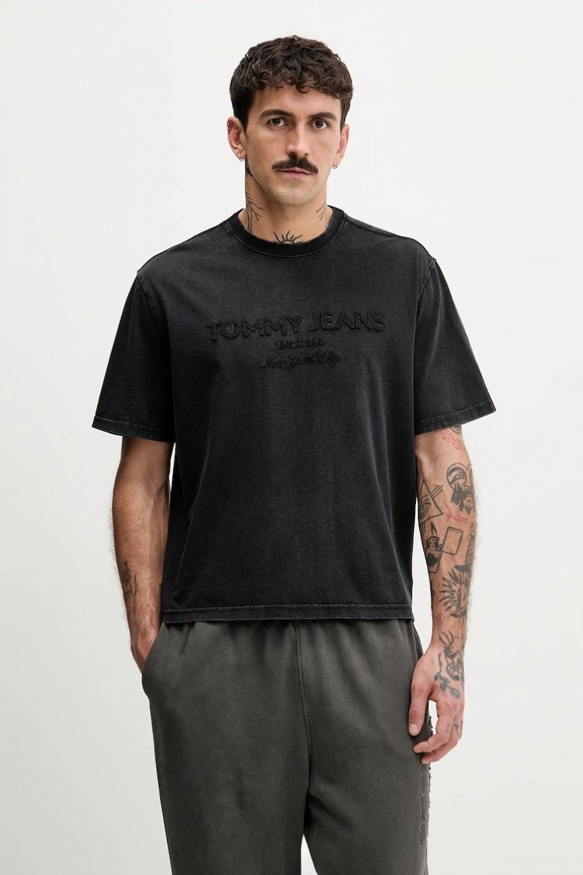 Bavlnené tričko Tommy Jeans pánske, čierna farba, s nášivkou, DM0DM22330