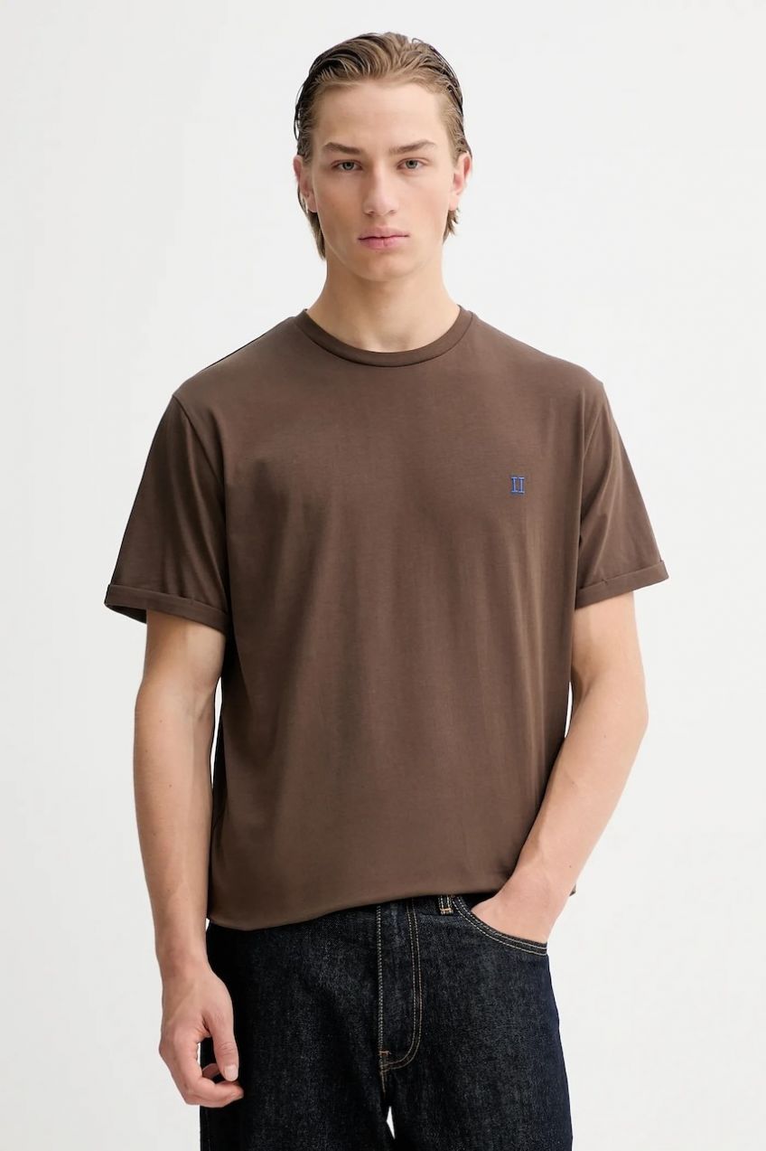 Bavlnené tričko Les Deux pánske, hnedá farba, s nášivkou, 1001286