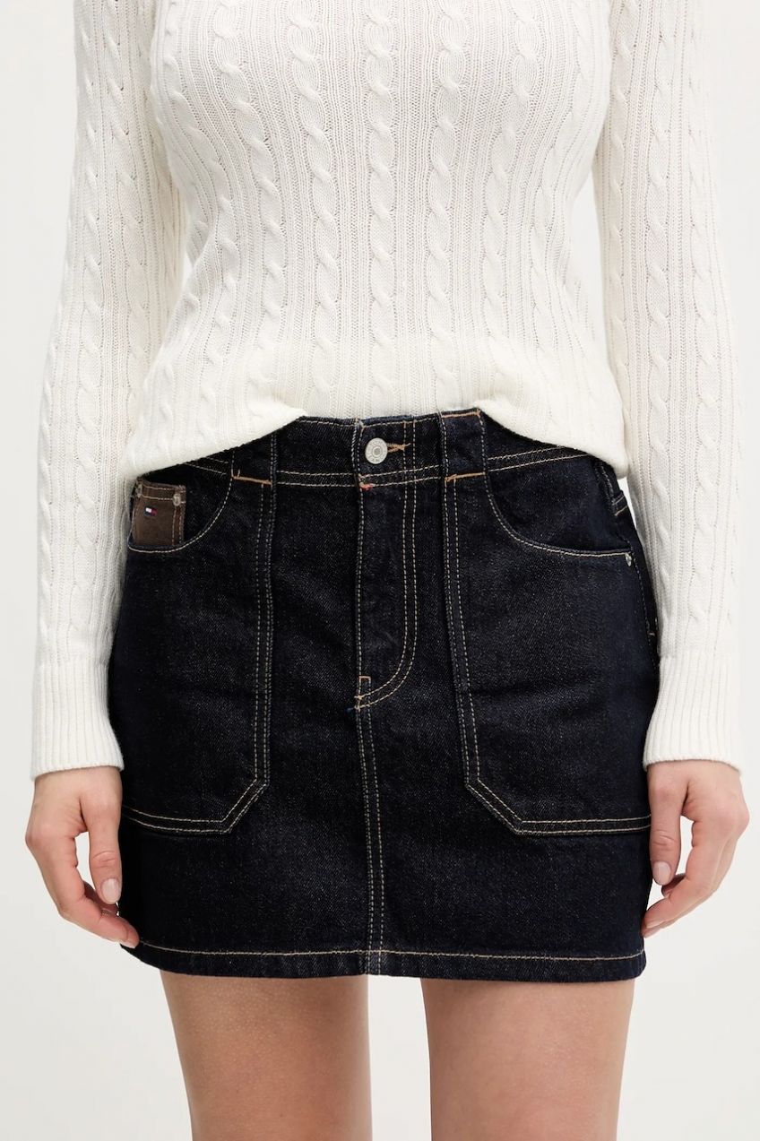 Rifľová sukňa Tommy Jeans tmavomodrá farba, mini, puzdrová, DW0DW21991