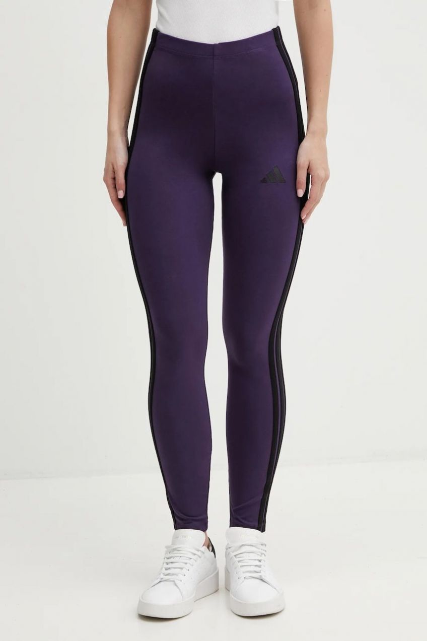 Legíny adidas Essentials fialová farba, s nášivkou, JY3176