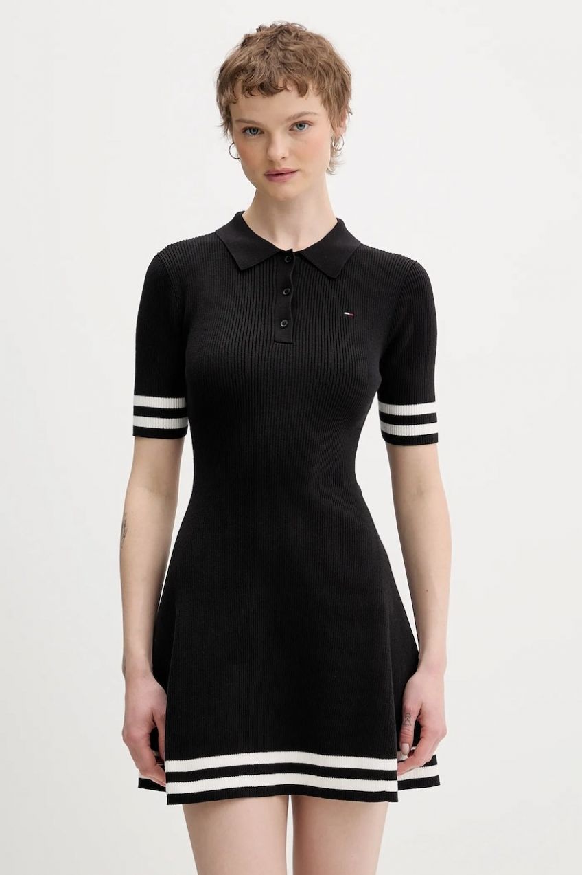 Šaty Tommy Jeans čierna farba, mini, áčkový strih, DW0DW22106
