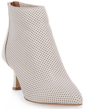 Čižmičky Priv Lab  AMANDA WHITE