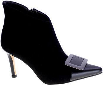 Čižmičky Queen Helena  146049