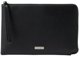 Vrecúška/Malé kabelky Calvin Klein Jeans  PLAQUE POUCH W/ WRISTLET LV04D1110G