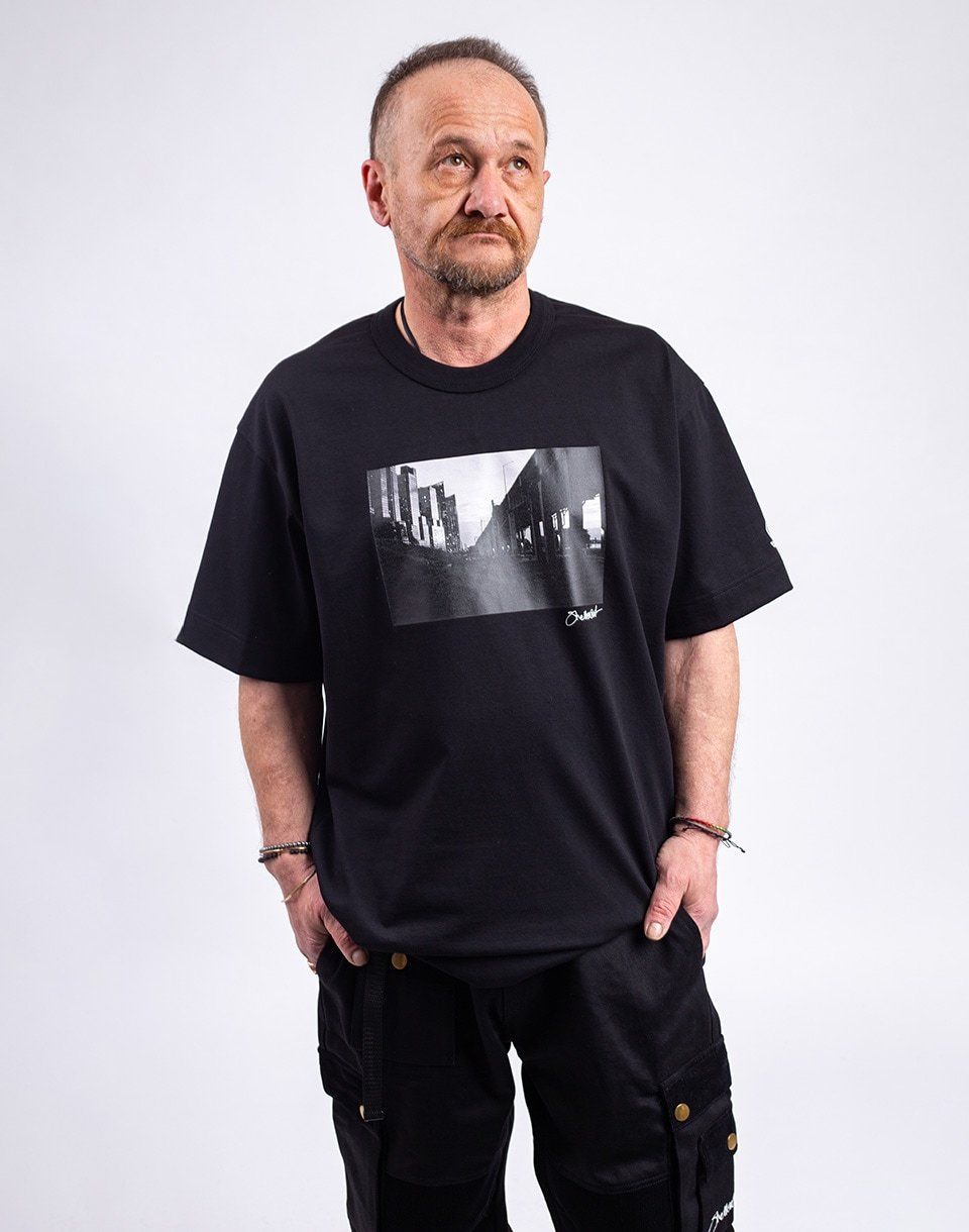 ONE OF XX Sheltersuit Photo NYC T-Shirt Washed black