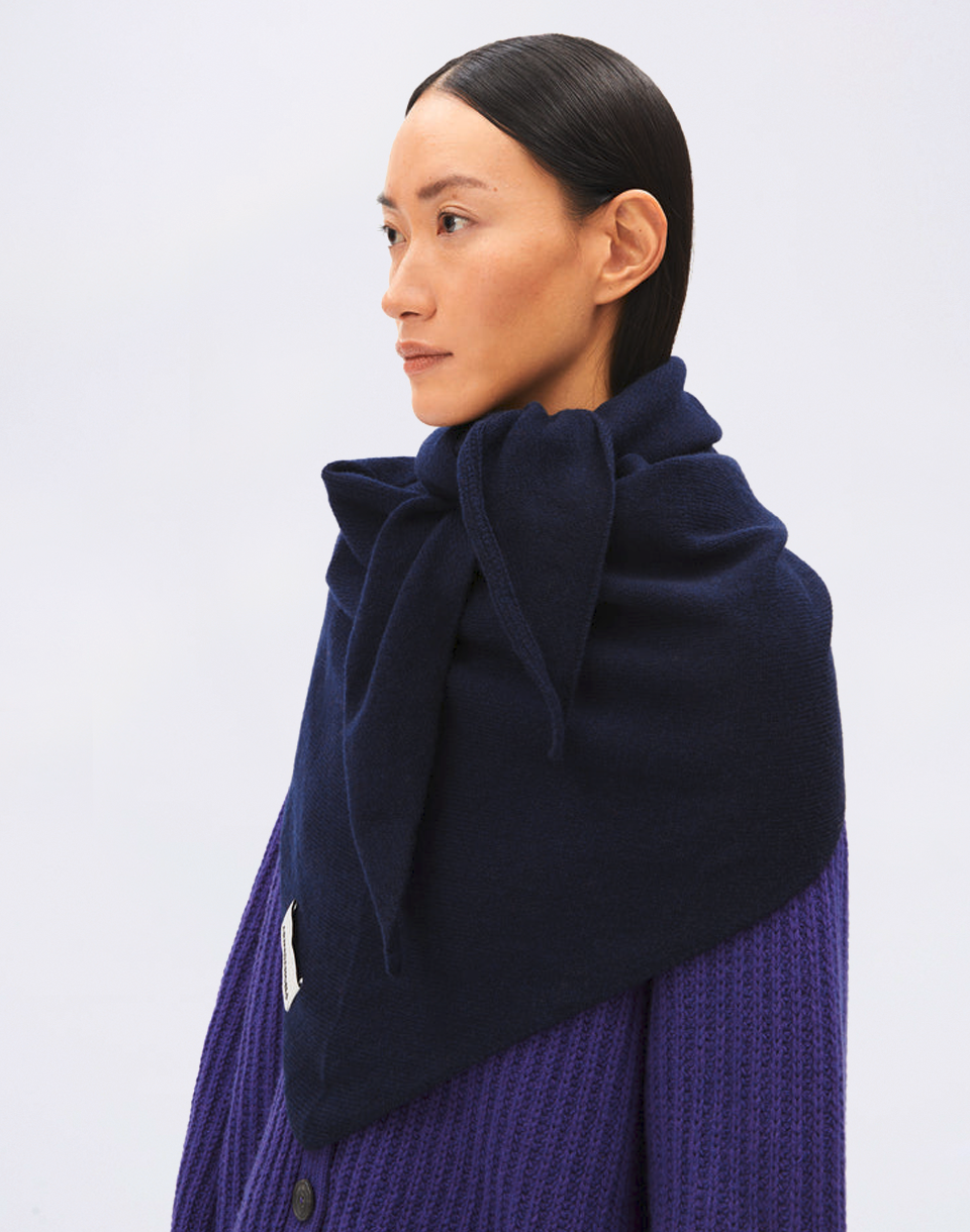 Armedangels Bryanaa Triangle Scarf 3232 tinted navy