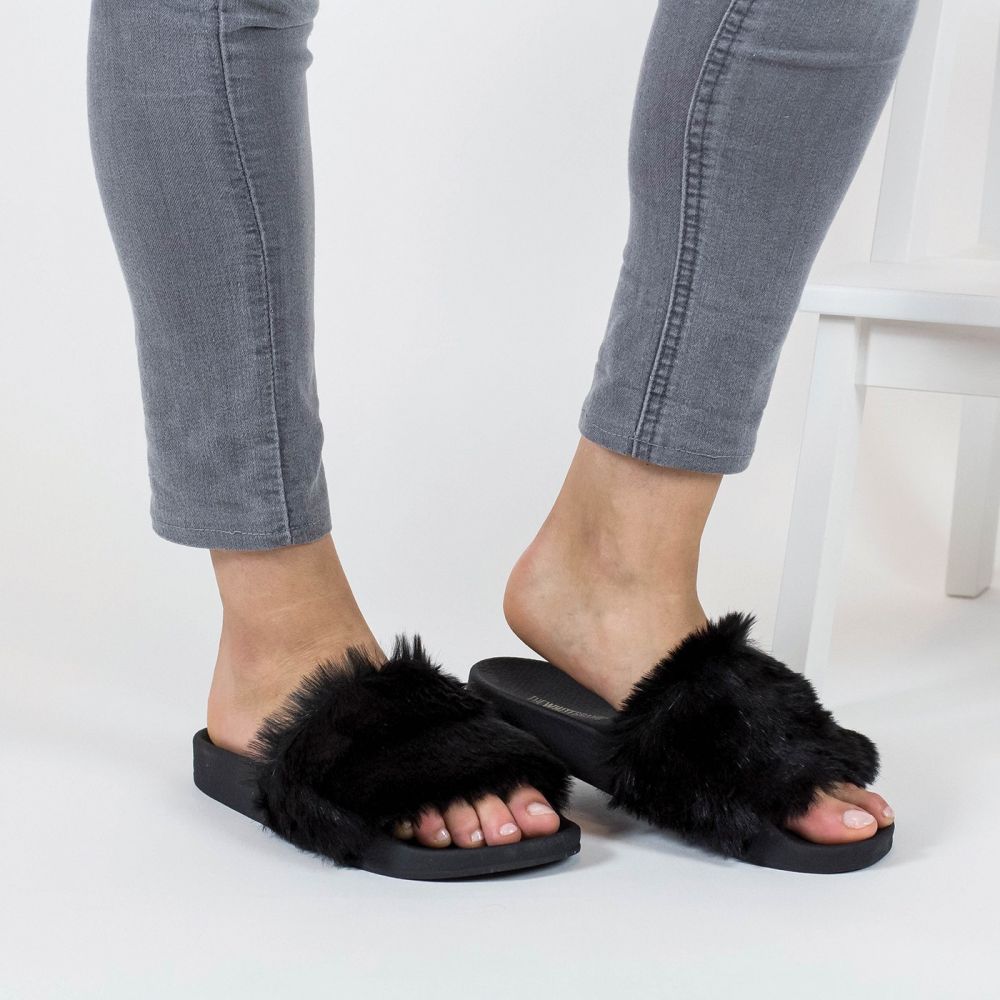 Fur: čierna