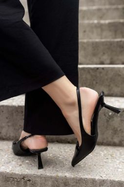 Čierne lakované slingback lodičky Anny