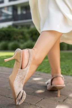 Béžové slingback lodičky na tenkom podpätku Zara