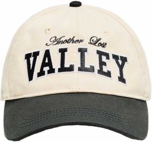 Bershka Čiapka 'VARSITY'  piesková / čierna