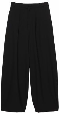 Pull&Bear Plisované nohavice  čierna