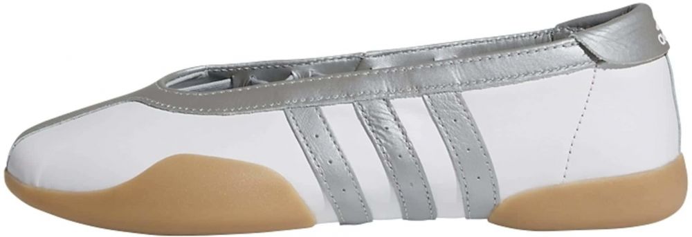 ADIDAS ORIGINALS Baleríny s ramienkom 'Taekwondo Mei'  strieborná / biela