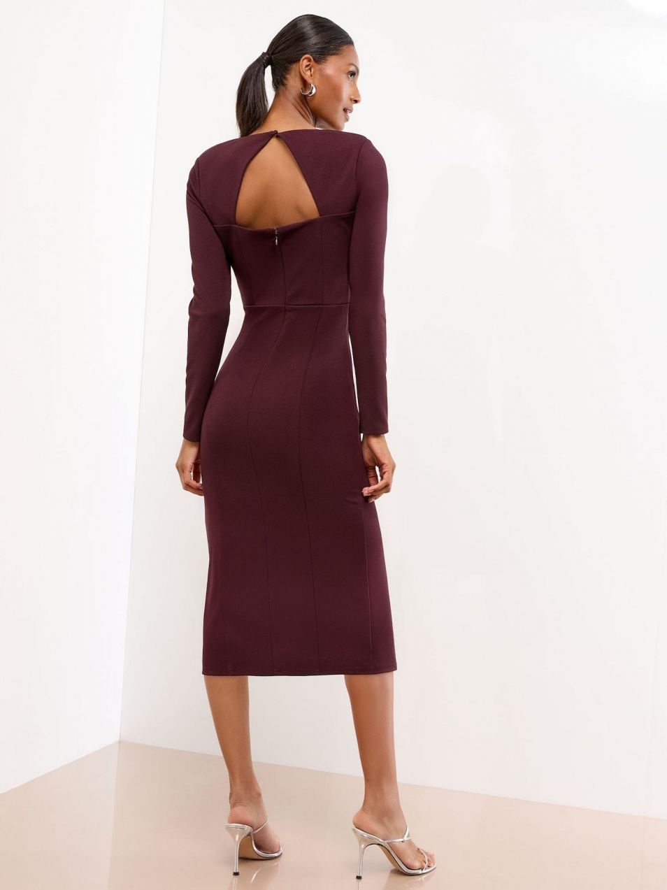 Lipsy Kokteilové šaty  farba lesného ovocia