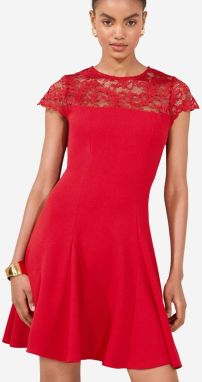 Lipsy Kokteilové šaty  červená