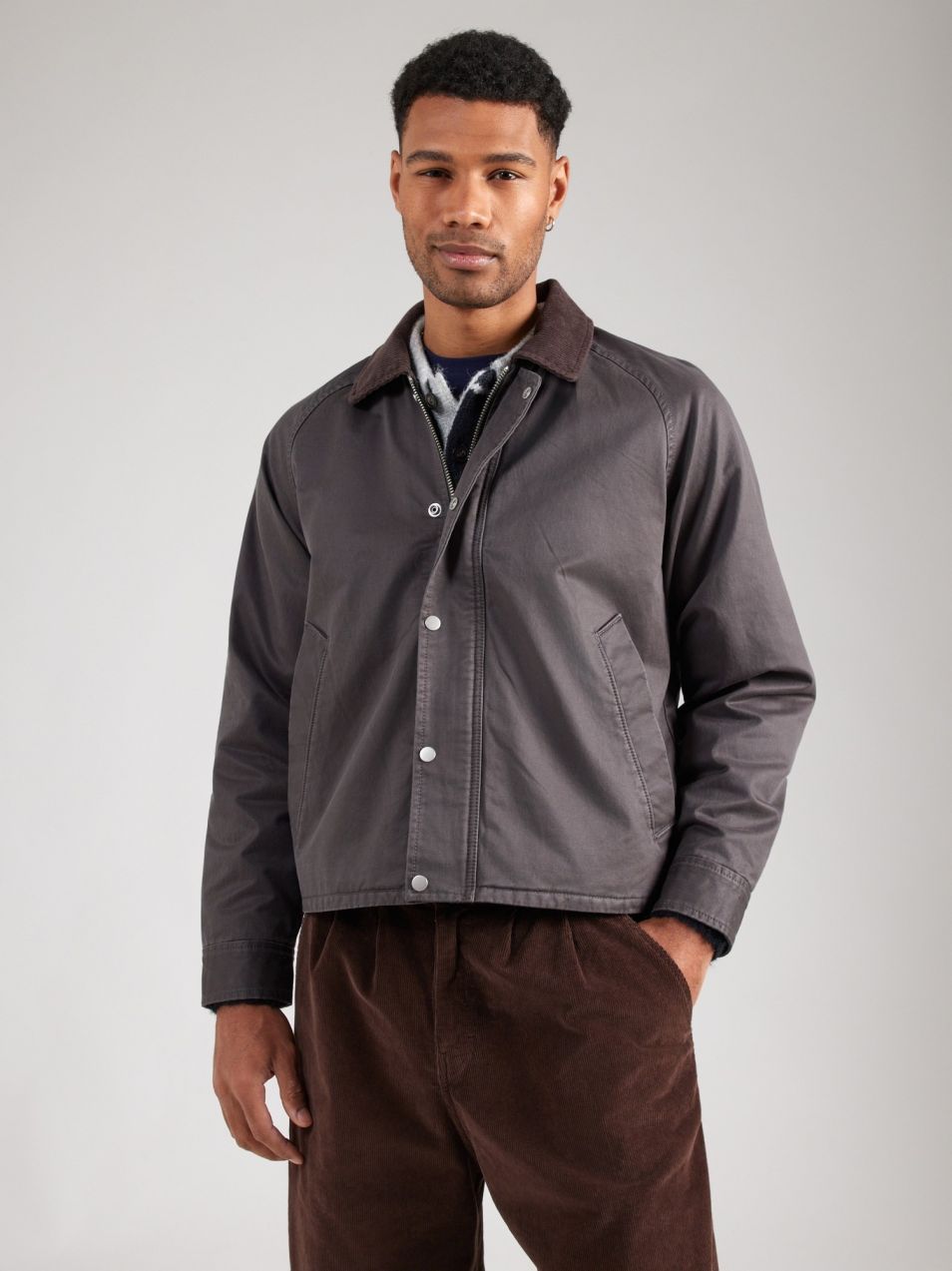 Abercrombie & Fitch Prechodná bunda  grafitová