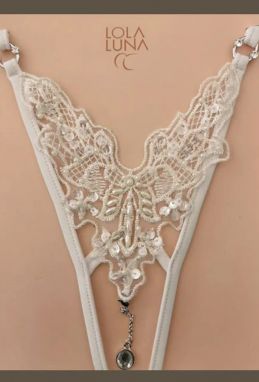 Biele crotchless tangá s príveskom Carla