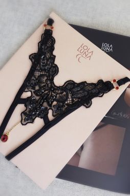 Čierne crotchless tangá s príveskom Carla