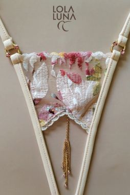 Smotanové crotchless tangá s príveskom Petal