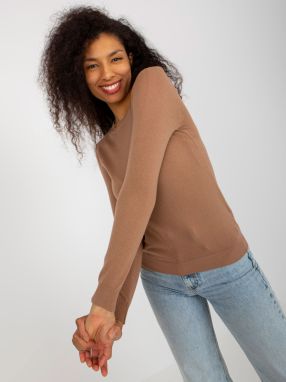 Camel smooth classic sweater with a round neckline