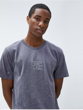 Koton Abstraktné tričko s potlačou so sloganom Detailná bavlna s krkom posádky.