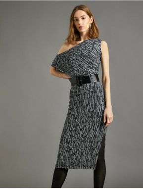 Koton Dámske večerné šaty s rozparkami a strieborným vzorovaným midi dĺžkou s nízkymi ramenami