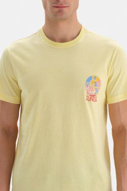 Tričko s výstrihom do písmena O-Ck s potlačou Dagi svetložlté