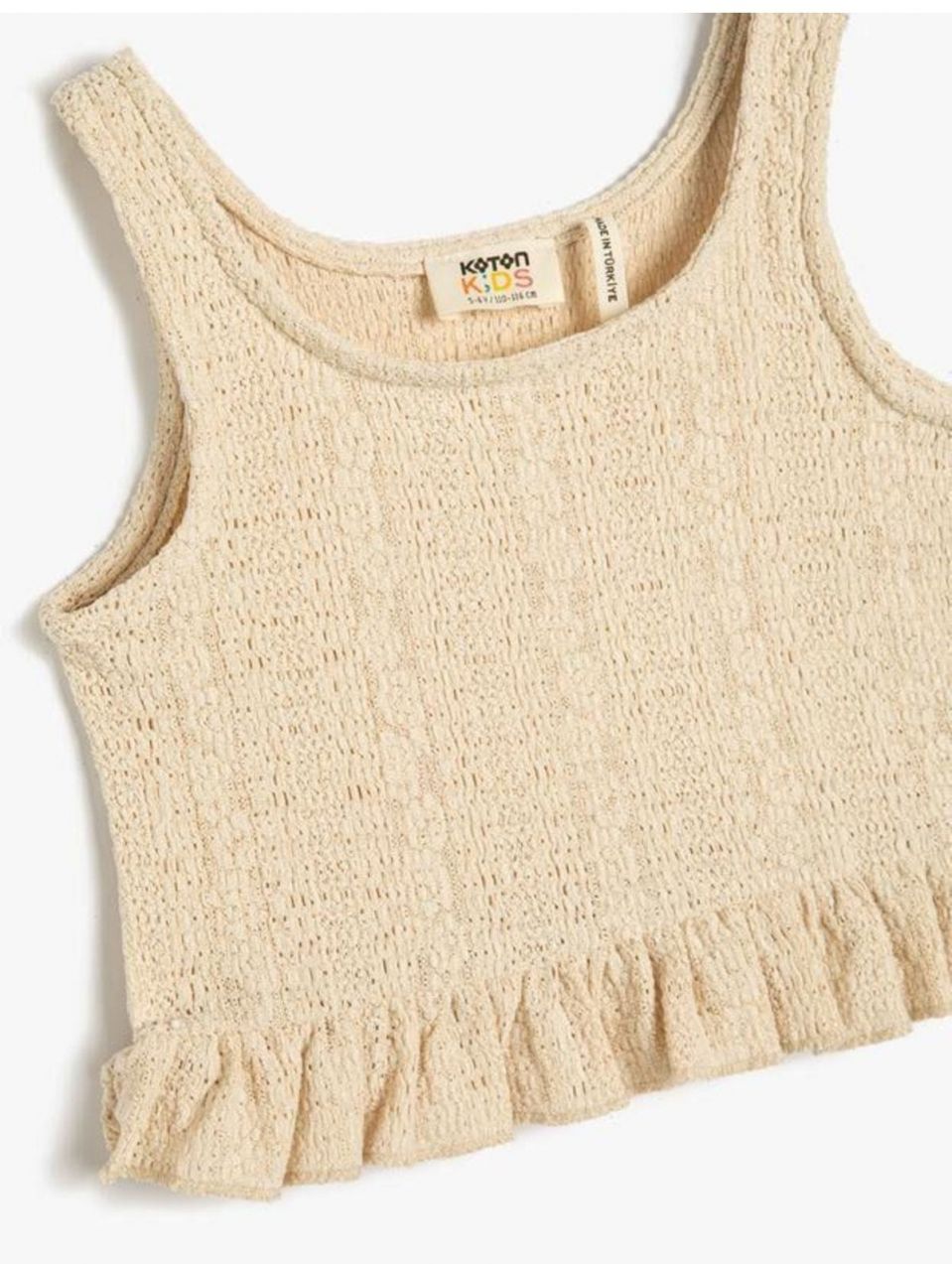 Dievčenský háčkovaný crop top bez rukávov s okrúhlym výstrihom a volánovými detailmi od značky Koton.