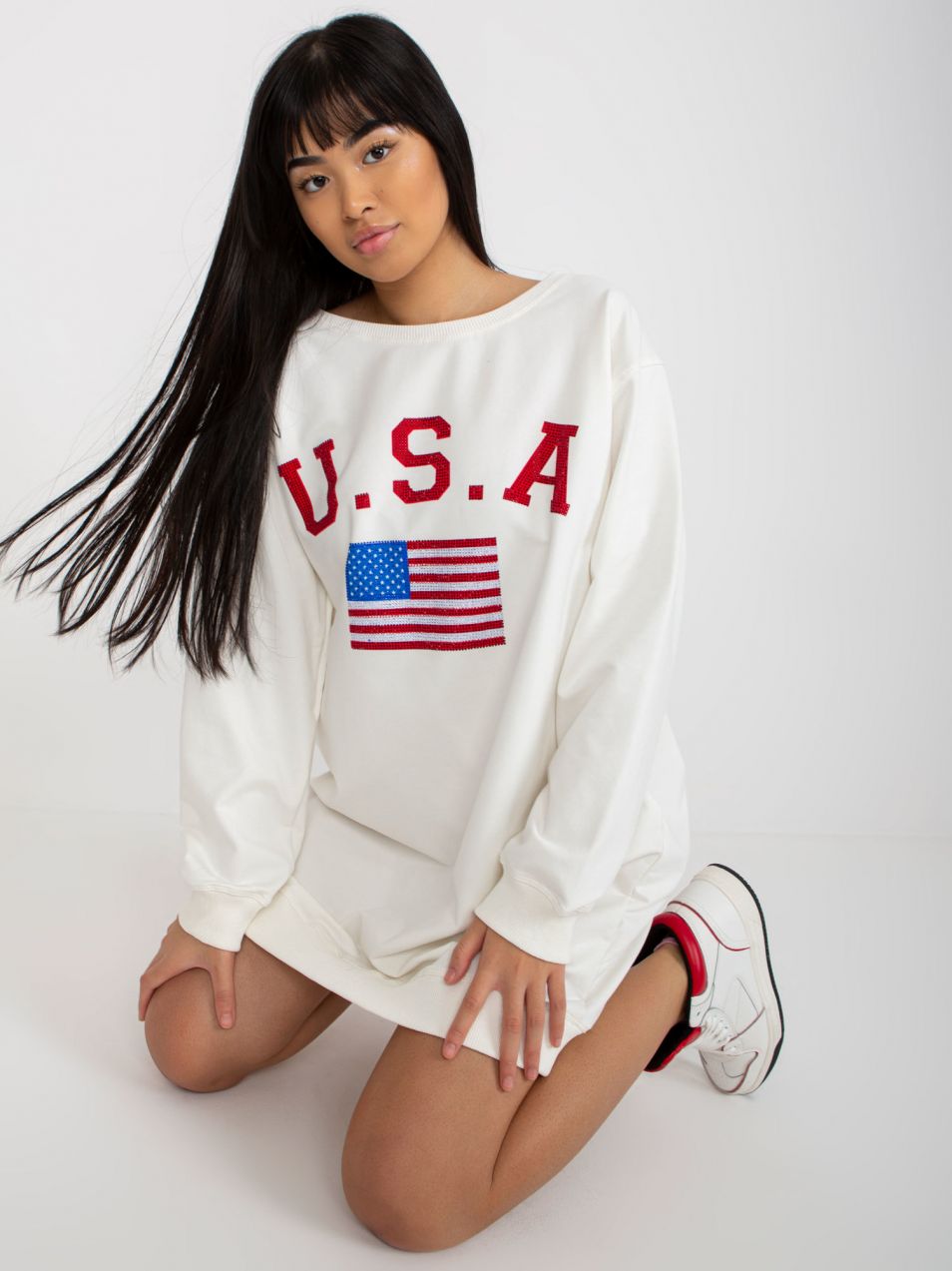 Ecru loose sweatshirt with print and application of rhinestones