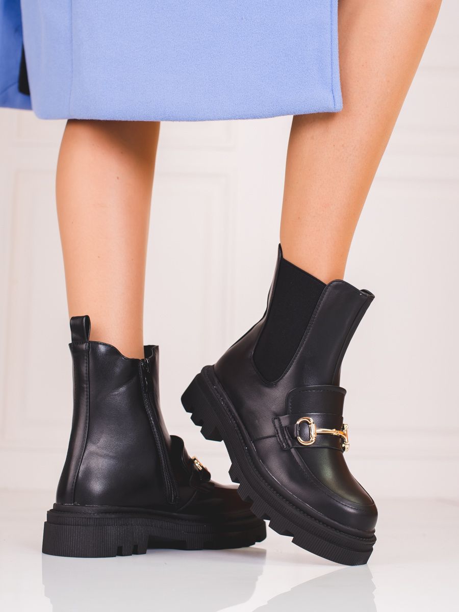 Black women's daggers on the Shelvt platform