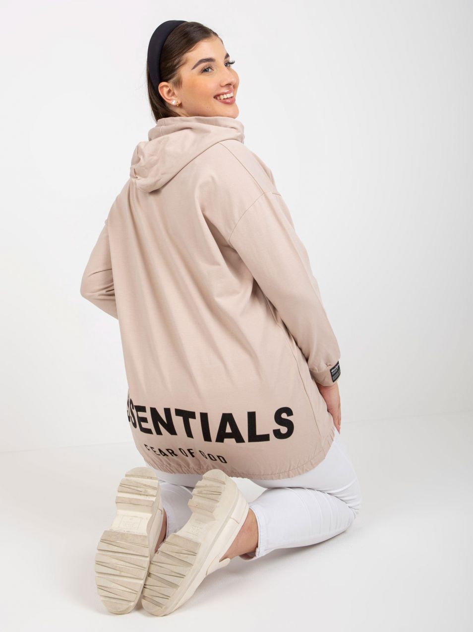 Larger size beige sweatshirt with pockets