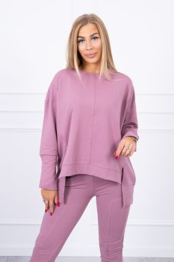 Complete with oversize blouse of dark pink color