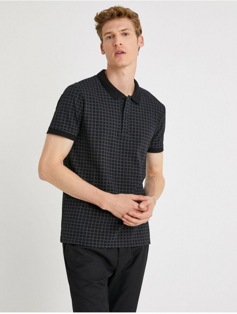 Pánske čierne kockované bavlnené polo tričko s výstrihom Koton Slim Fit.