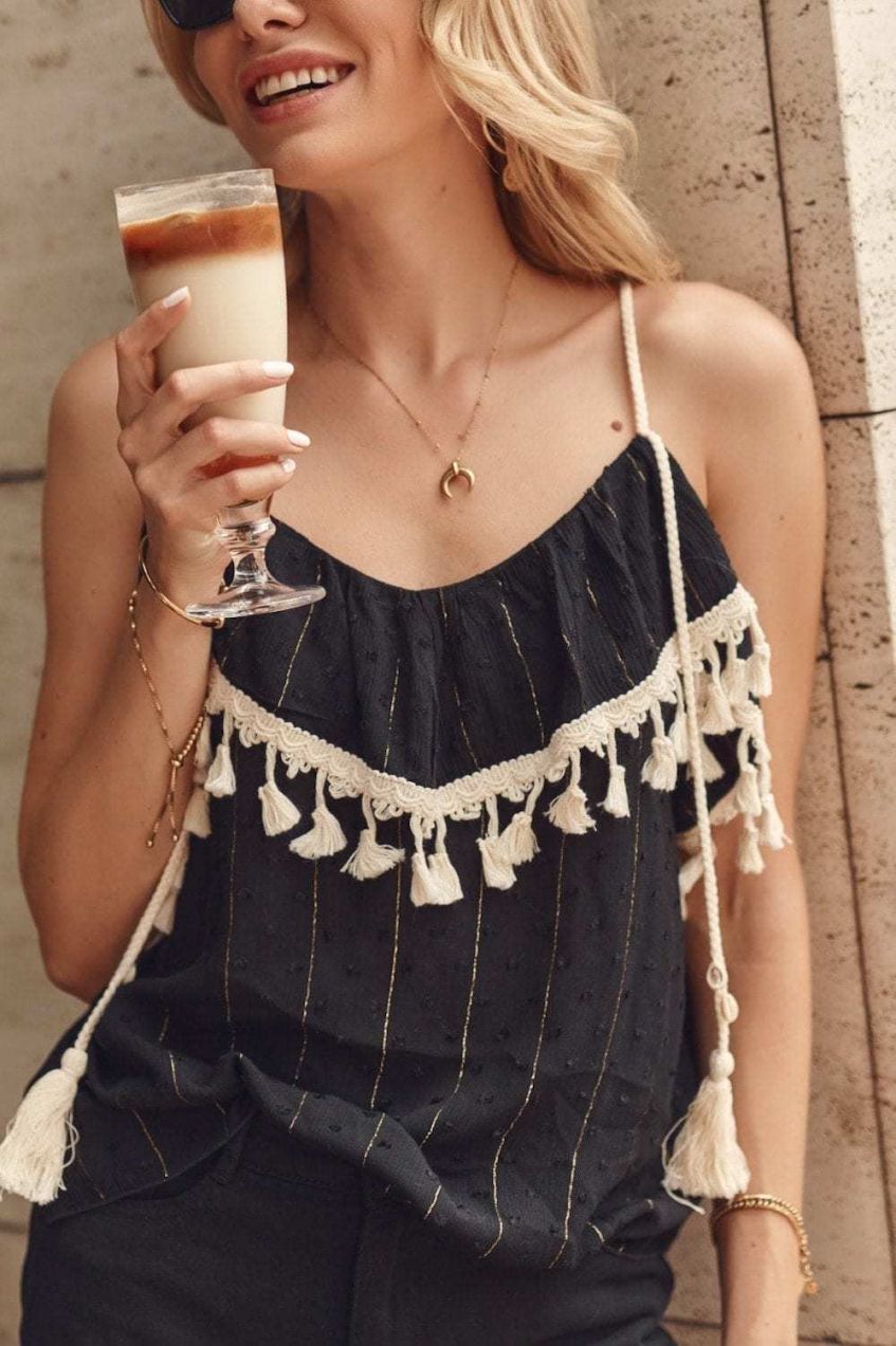 Čierna boho blúzka so strapcami na vešiakoch