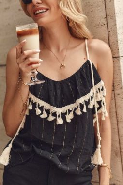 Čierna boho blúzka so strapcami na vešiakoch