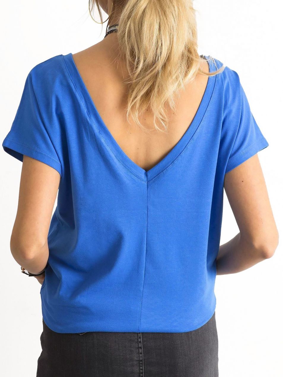 T-shirt with a neckline on the back in blue
