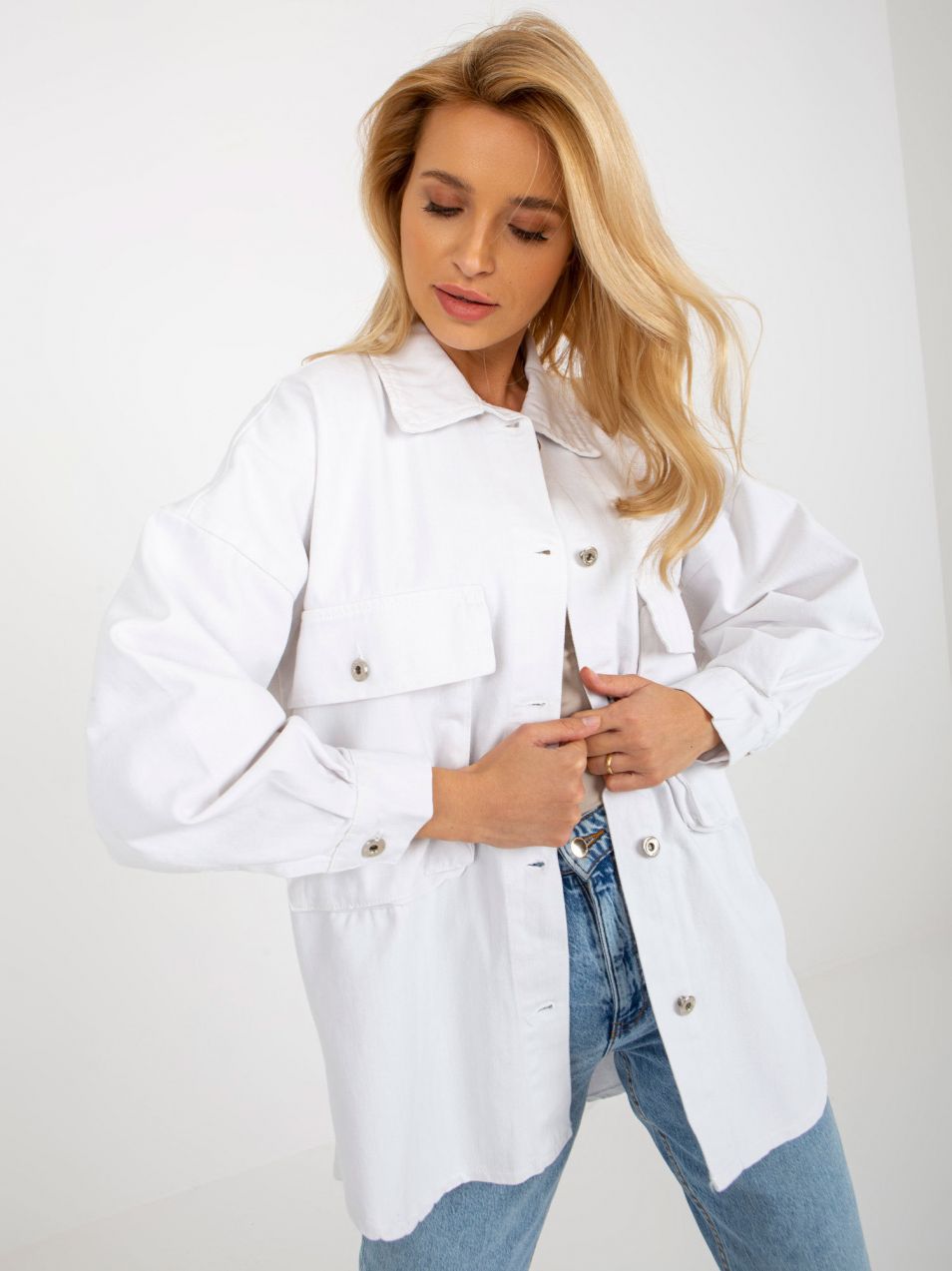 Biela oversize denimová košeľa s vreckami
